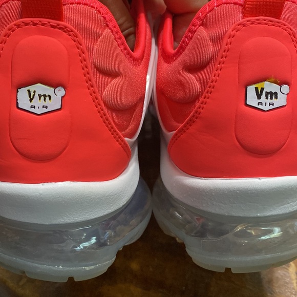 NIKE AIR VAPORMAX PLUS Platinum Tint/Flash Crimson/Pink Blast 10 - Picture 11 of 15